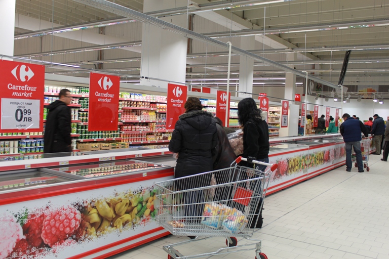 Цените на бързооборотните стоки във френските хипермаркети продължават да падат