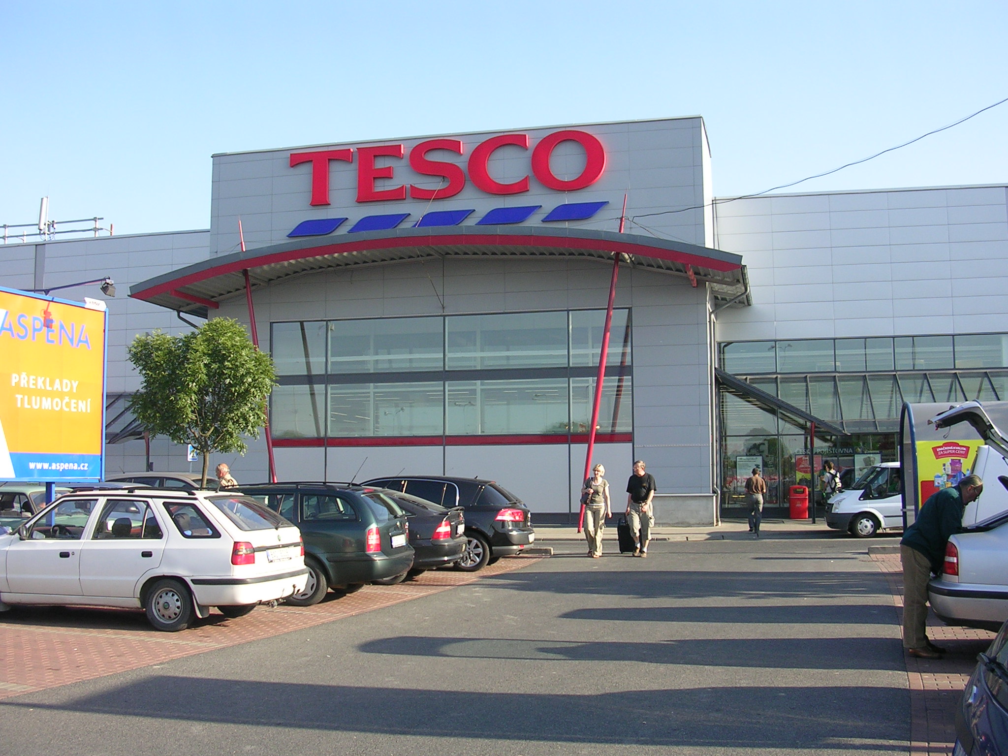 Tesco затваря два магазина в Чехия